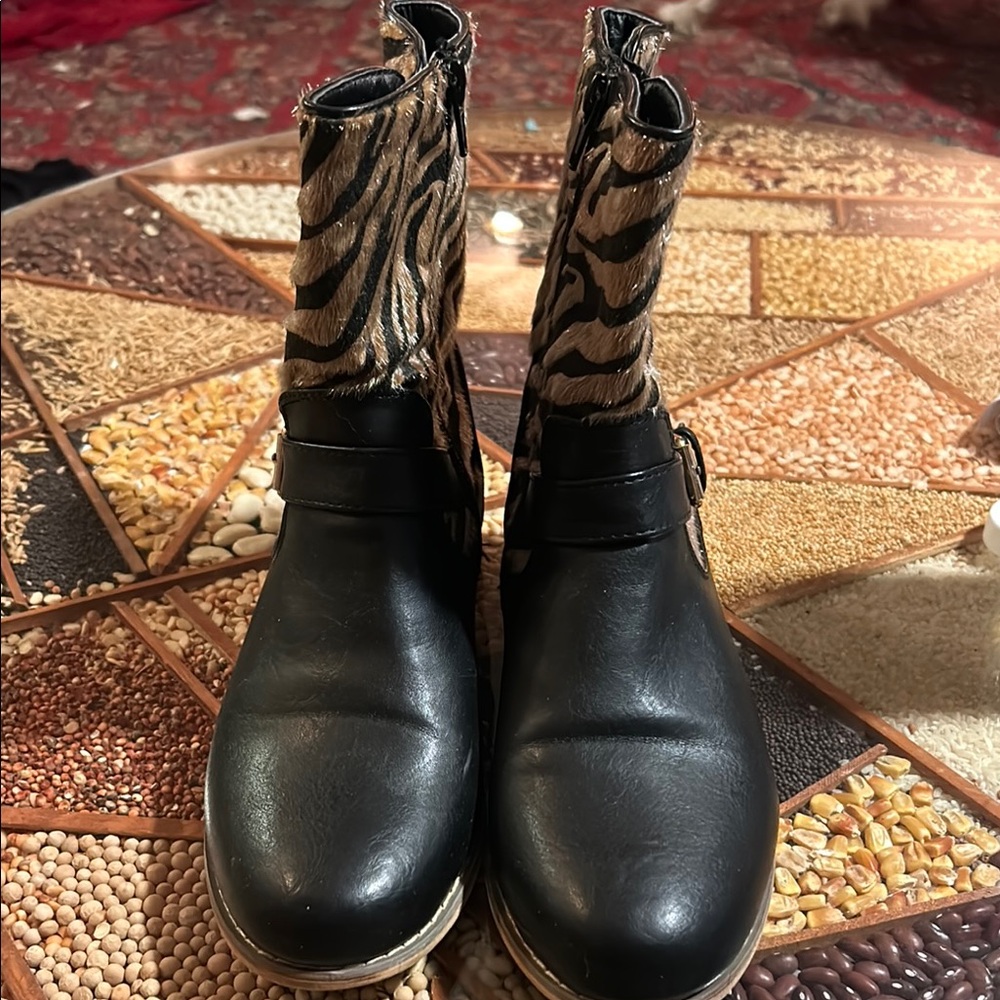 Mi.iM Black and Gold Zebra Print Women's Boots